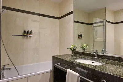 Salle de bains dans l'établissement Fraser Suites Le Claridge Champs-Elysées