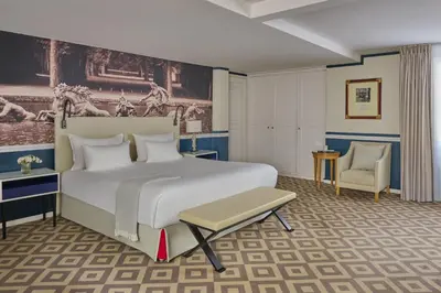 Un ou plusieurs lits dans un hébergement de l'établissement Fraser Suites Le Claridge Champs-Elysées
