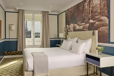 Un ou plusieurs lits dans un hébergement de l'établissement Fraser Suites Le Claridge Champs-Elysées