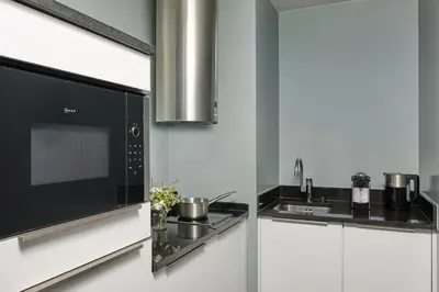 Cuisine ou kitchenette dans l'établissement Fraser Suites Le Claridge Champs-Elysées
