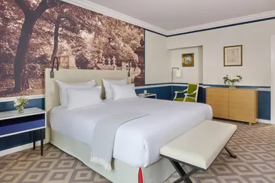 Un ou plusieurs lits dans un hébergement de l'établissement Fraser Suites Le Claridge Champs-Elysées