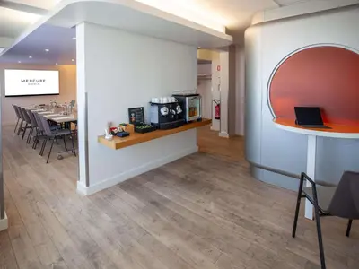 Télévision ou salle de divertissement dans l'établissement Mercure Paris Centre Tour Eiffel