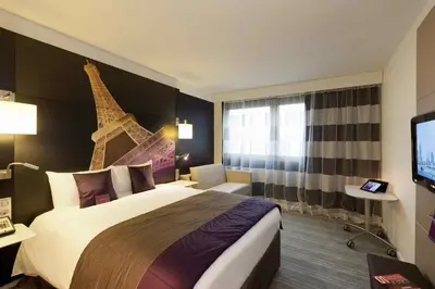 Télévision ou salle de divertissement dans l'établissement Mercure Paris Centre Tour Eiffel