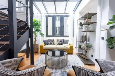 Coin salon dans l'établissement My Véranda - Marais - République- Luxury family suite avec climatisation