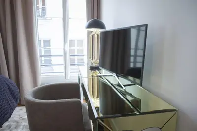 Télévision ou salle de divertissement dans l'établissement My Véranda - Marais - République- Luxury family suite avec climatisation