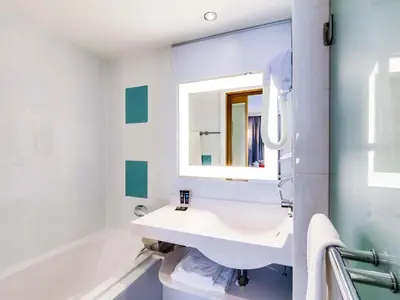 Salle de bains dans l'établissement Novotel Paris Centre Gare Montparnasse