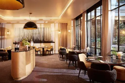 Coin salon dans l'établissement Le Burgundy Paris