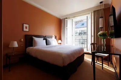 Un ou plusieurs lits dans un hébergement de l'établissement Hotel Rochechouart, Orso Hotels, a Member of Design Hotels