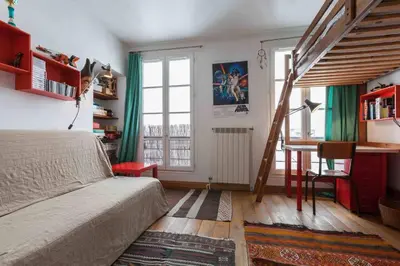 Coin salon dans l'établissement séjour lumineux du Marais