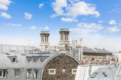 Vue générale sur Paris ou vue de la ville depuis l'appartement