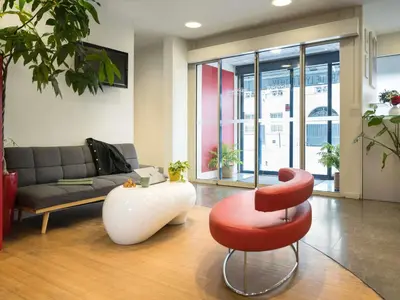 Coin salon dans l'établissement ibis Paris Gare de Lyon Reuilly