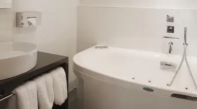 Salle de bains dans l'établissement Hotel Louvre Bons Enfants