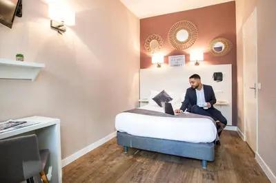 Télévision ou salle de divertissement dans l'établissement HOTEL DE PARIS MONTPARNASSE