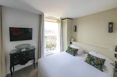 Télévision ou salle de divertissement dans l'établissement Hôtel La Comtesse