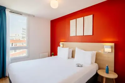 Un ou plusieurs lits dans un hébergement de l'établissement Aparthotel Adagio Access Paris Saint-Denis Pleyel
