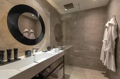 Salle de bains dans l'établissement Résidence & Spa Le Prince Régent