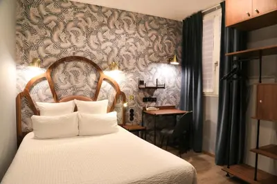 Un ou plusieurs lits dans un hébergement de l'établissement Hotel André Latin