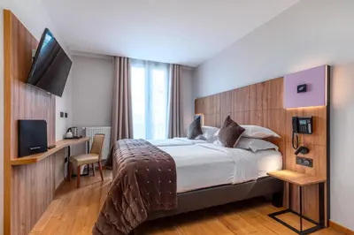 Télévision ou salle de divertissement dans l'établissement Hôtel de Bellevue Paris Gare du Nord