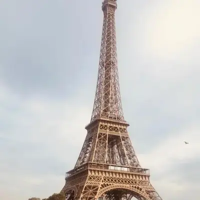 Au pied de la tour Eiffel Trocadéro