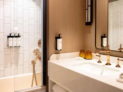 Salle de bains dans l'établissement Sofitel Le Scribe Paris Opera