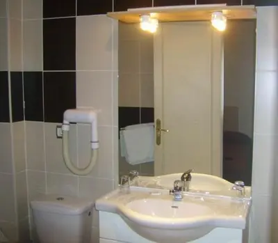 Salle de bains dans l'établissement Hôtel de l'Aveyron