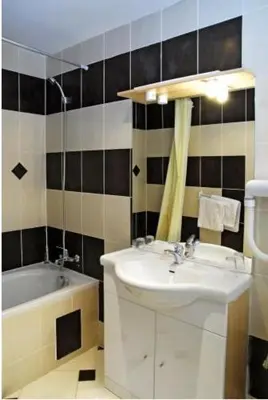 Salle de bains dans l'établissement Hôtel de l'Aveyron