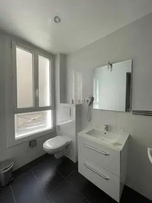 Salle de bains dans l'établissement Hôtel de l'Aveyron