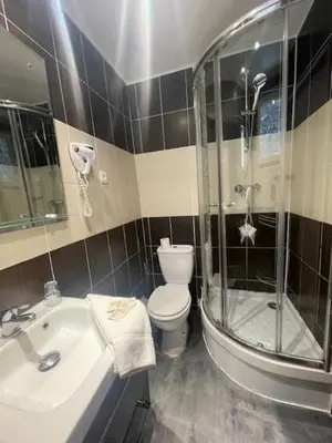 Salle de bains dans l'établissement Hôtel de l'Aveyron