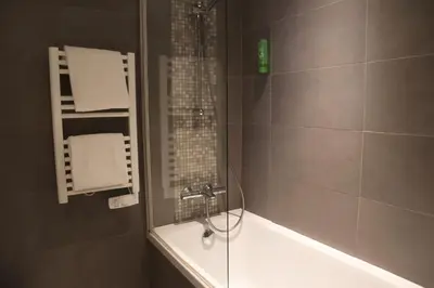 Salle de bains dans l'établissement Timhotel Odessa Montparnasse