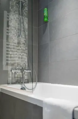 Salle de bains dans l'établissement Timhotel Odessa Montparnasse