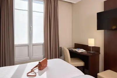 Télévision ou salle de divertissement dans l'établissement Timhotel Odessa Montparnasse