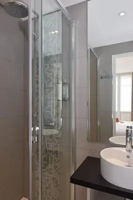 Salle de bains dans l'établissement Timhotel Odessa Montparnasse