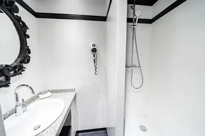 Salle de bains dans l'établissement Hotel Villa Nicolo - Tour Eiffel