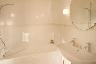 Salle de bains dans l'établissement Hôtel Parc Saint-Séverin - Esprit de France