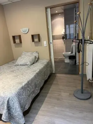 Un ou plusieurs lits dans un hébergement de l'établissement Hôtel Jarry Confort