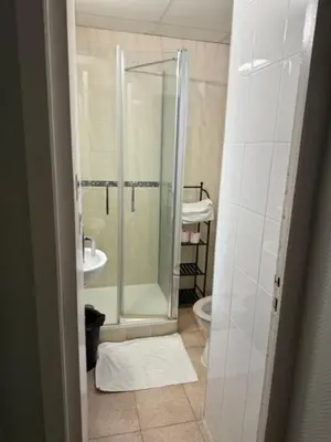 Salle de bains dans l'établissement Hôtel Jarry Confort