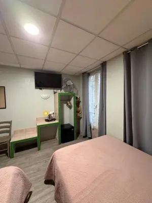 Un ou plusieurs lits dans un hébergement de l'établissement Hôtel Jarry Confort