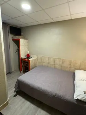 Un ou plusieurs lits dans un hébergement de l'établissement Hôtel Jarry Confort