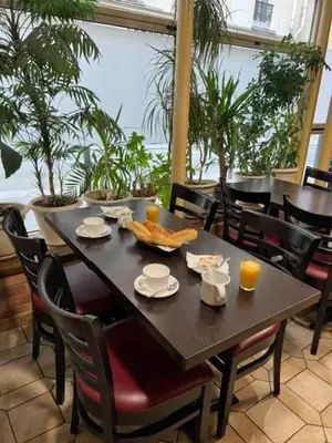Options de petit-déjeuner proposées aux clients de l'établissement Hôtel Jarry Confort