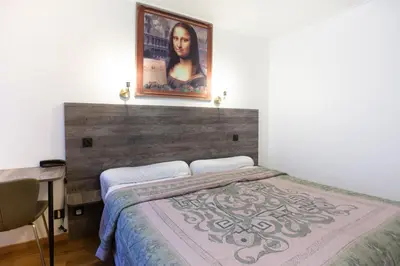 Un ou plusieurs lits dans un hébergement de l'établissement Hotel Leonard De Vinci 75011