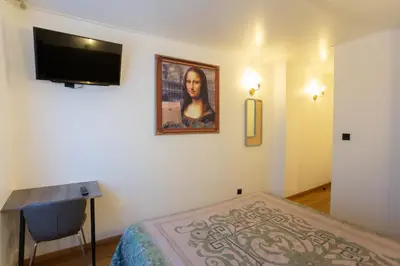 Un ou plusieurs lits dans un hébergement de l'établissement Hotel Leonard De Vinci 75011