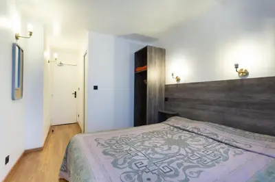 Un ou plusieurs lits dans un hébergement de l'établissement Hotel Leonard De Vinci 75011