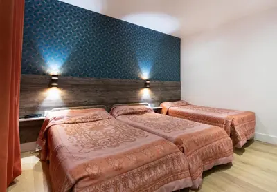 Un ou plusieurs lits dans un hébergement de l'établissement Hotel Leonard De Vinci 75011