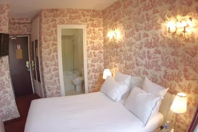 Un ou plusieurs lits dans un hébergement de l'établissement Hôtel Regyn's Montmartre