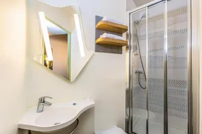 Salle de bains dans l'établissement ibis budget Paris Porte d'Italie Est