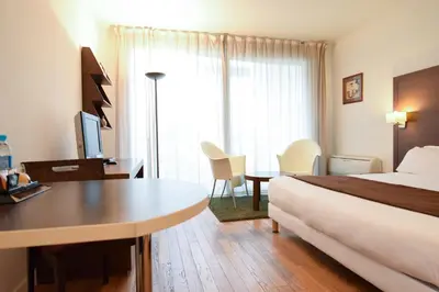 Télévision ou salle de divertissement dans l'établissement Residhotel Imperial Rennequin