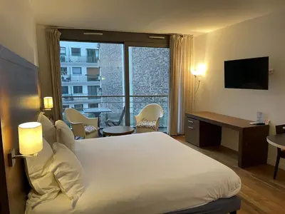 Un ou plusieurs lits dans un hébergement de l'établissement Residhotel Imperial Rennequin