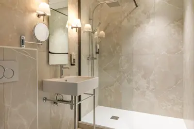Salle de bains dans l'établissement Hotel Avalon Paris