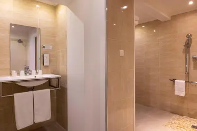 Salle de bains dans l'établissement Chatillon Paris Montparnasse