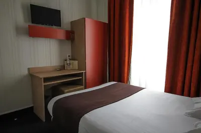 Un ou plusieurs lits dans un hébergement de l'établissement Hôtel Des Trois Gares